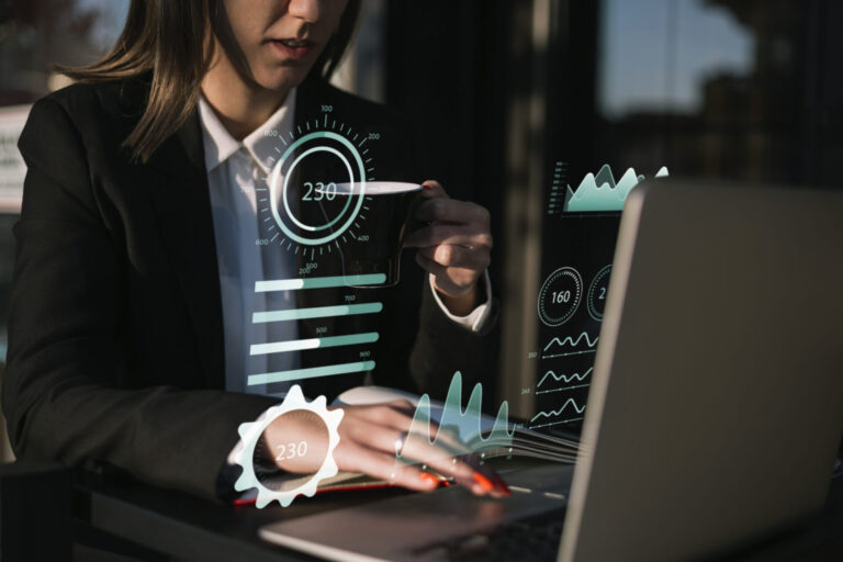 Uma pessoa em traje de negócios usa um laptop em uma mesa ao ar livre, segurando uma xícara. Gráficos digitais transparentes destacam estatísticas e gráficos de um software para lotéricas, criando uma atmosfera futurista e orientada por dados.