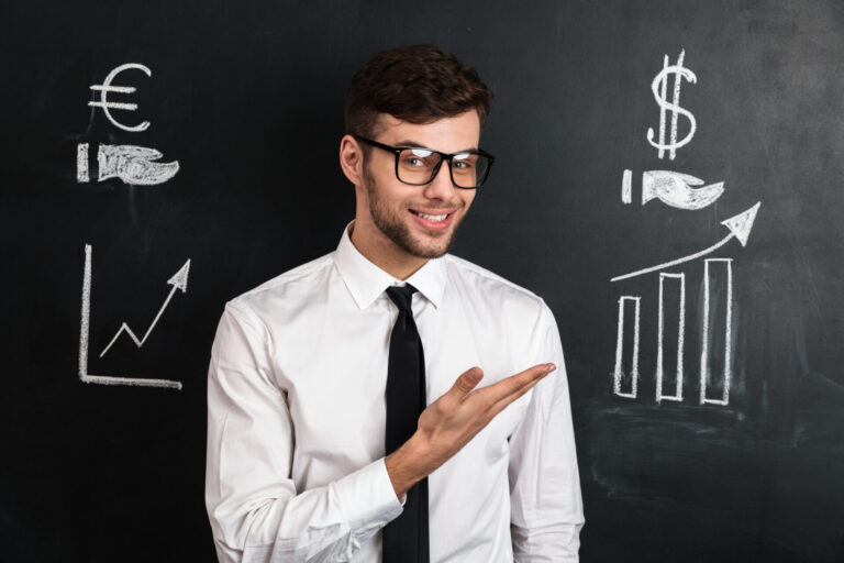 Um homem de camisa branca e gravata preta aponta e sorri para um quadro-negro com símbolos do euro e do dólar, gráficos ascendentes e setas, possivelmente fazendo referência ao crescimento financeiro como um novo projeto para impedir apostas em sites internacionais.