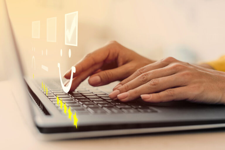 Close-up de mãos digitando em um teclado de laptop com uma sobreposição digital de um rosto sorridente e classificações de estrelas, representando feedback positivo ou pesquisas on-line para um software para lotéricas.