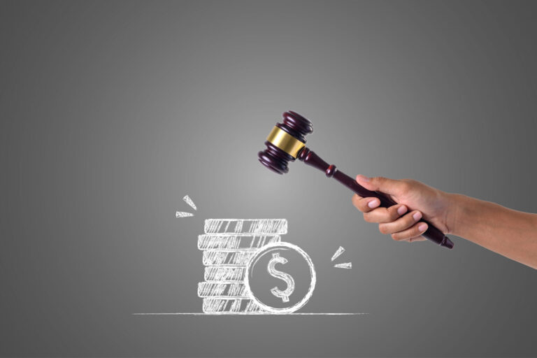 Uma mão segurando o martelo de um juiz está apontada para uma pilha de moedas desenhada a giz com um cifrão, simbolizando o julgamento financeiro - ecoando notícias como o leilão da Lotex fracassa e não recebe lances em meio a desafios da lei monetária.