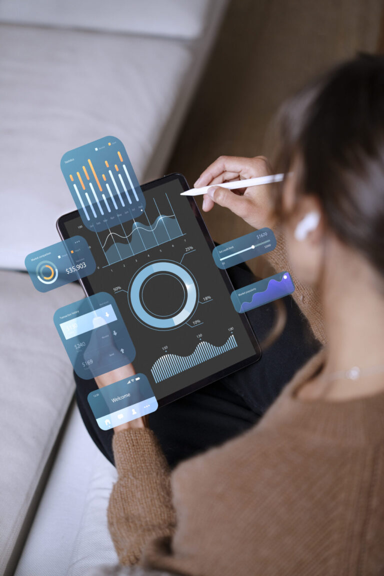 Uma pessoa usa uma caneta stylus em um tablet que exibe tabelas e gráficos financeiros, com visualizações de dados digitais acima - destacando como a tecnologia: custo ou investimento molda a análise moderna.