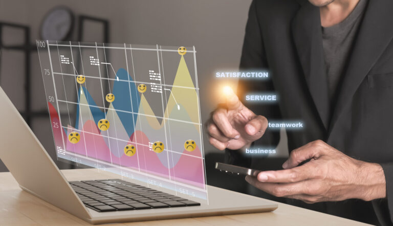 Uma pessoa de terno interage com um laptop que exibe um gráfico virtual com rostos de emoji, linhas de tendência positivas e palavras projetadas como satisfação, serviço, trabalho em equipe, negócios - e se concentra em estratégias de payback e Período de Retorno do CAC.